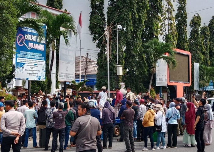 Tapal Batas Bengkulu Selatan-Kaur Memanas, Ratusan Massa Demo di Depan Gedung DPRD BS