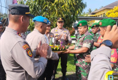 Ucapan Selamat HUT TNI,  Kapolsek Bawa Tumpeng