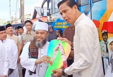 Safari Ramadan, Gubernur Santuni Anak Kurang Mampu Hingga Serahkan Bus Sekolah