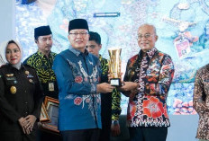 Jelang Akhir Jabatan, Bupati Bengkulu Selatan Terima Penghargaan Terbaik Pertama se-Provinsi