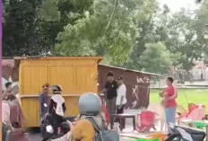 BREAKING NEWS! Kursi Meja Pedagang di Alun-Alun Bintuhan Porak-poranda Diterjang Angin Kencang