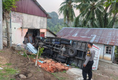 Sopir Mengantuk, Truk Tabrak Rumah Hingga Ambruk