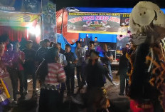 Wabup Kaur Ikut Berbaur Joget Bersama Kuda Lumping