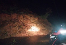 Jalan Air Palawan Longsor, Material Lama dan Baru Menumpuk di Tengah Jalan