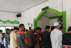 Di Tengah Kesibukan TMMD, Satgas Kodim 0408/BS Luangkan Waktu Salat Berjamaah Bersama Warga