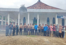 Peringati Maulid Nabi, Polsek Muara Nasal dan Desa Bersihkan Masjid