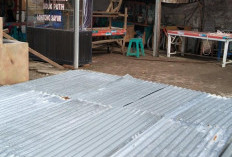 Dihantam Badai, Atap Dua Warung di Kawasan MPP Bintuhan Terbang