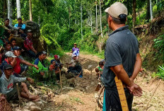 Berlumpur, Warga Ulu Nasal Perbaiki Jalan ke Kebun Secara Goro