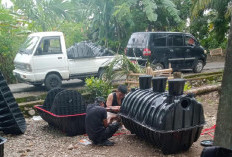 Ada-Ada Saja! Camat Kedurang Justru Sibuk Ikut Andil Proyek MCK, Mobnas Angkut Material?