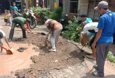 Turun Hujan, Jalan Berlobang di Sinar Banten Seperti Kolam Ikan