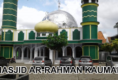 Masjid Ar-Rahman Kauman, Ukiran Kayu dan Kaligrafi Arab, Tempatnya Nongkrong Musafir