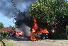 BREAKING NEWS! 1 Mobil Agya Warna Hitam di Kawasan BLK Bengkulu Selatan Hangus Terbakar