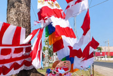 Menjelang HUT RI, Pedagang Bendera Ramaikan Lapangan Merdeka Bintuhan 