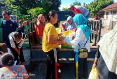  PATUT DICONTOH! Jelang Lebaran,  Kades Bagikan Paket Sembako