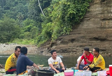 Waka Polres Kaur Hiking Bersama Anggota di Muara Dua, Istirahat di Tepi Sungai Sambil Bakar Ikan Mungkus