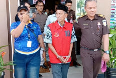 Ditahan Jaksa dan Tangan Diborgol, Mantan Ketua Baznas Tersangka Korupsi Dana Umat Tersenyum 