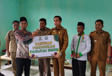 Tingkatkan Fasilitas Pendidikan, Bupati Kaur Serahkan Dana Pembangunan Sanitasi PKLK