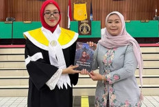 INI BARU KEREN! Mahasiswa Indonesia Luncurkan Buku Saat Wisuda