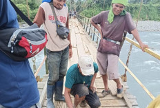 Lantai Rusak, Warga Goro Perbaiki Jembatan Gantung, Sebelum Makan Korban