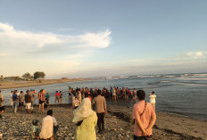 BREAKING NEWS! Perahu Nelayan Pasar Bawah Terbalik Diterjang Ombak Besar, Begini Kondisi Korban