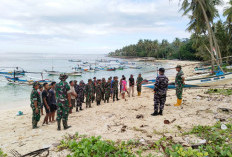 TNI dan Masyarakat Bersihkan Pantai Linau, Ingatkan Kades