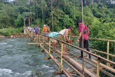 Gotong Royong Perbaiki Jembatan Gantung, Ini Pesan Warga untuk Pemerintah 