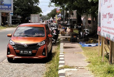 Pedagang Musiman Bandel, Tetap Berjualan di Trotoar Alun-Alun Kota Bintuhan