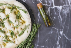 Mengenal Beragam Manfaat Air Rosemary Untuk Rambut, Begini Cara Mengatasi Kerontokan!
