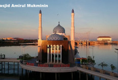 Bangunan Masjid Amirul Mukminin Megah, Merupakan Masjid Terapung di Air Laut