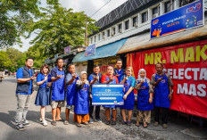 Perkuat Ekonomi Pelaku Usaha, Bank Raya Serahkan Dukungan Prasarana untuk Pedagang Kaki Lima