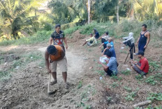 Pemdes Pasar Baru Rutin Gelar Gotong Royong Perbaiki Akses Jalan Dusun Mekar Jaya