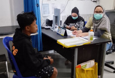 Terkena Sakit Kaki Gajah, Warga Gedung Sako Kaur Dibantu Bupati Berobat