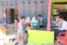 Tak Ada Internet, Siswa SMPN 27 Satap Kaur ANBK di Rumah Kades