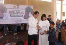 Potong 11 Ekor Hewan Kurban, Polres Kaur Salurkan 600 Kantong Daging 