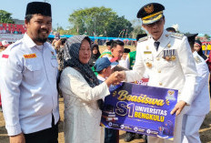 Momen HUT RI Ke-81, Pemda dan Baznas Kaur Berikan Beasiswa untuk Ratusan Pelajar
