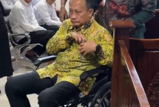 Naik Kursi Roda, Agusalim Hadapi Dakwaan Kasus Kredit Rp5 Miliar