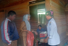 Plt Camat Muara Nasal Beri Bantuan Sembako untuk Warga Penderita Penyakit Jantung dan Paru-Paru