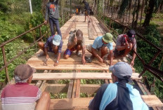 Dorong Pertumbuhan ekonomi, Warga Tiga Desa Perbaiki Jembatan Gantung Rusak 