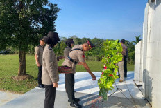 Sambut HUT Bhayangkara, Polres Kaur Tabur Bunga di Makam Pahlawan
