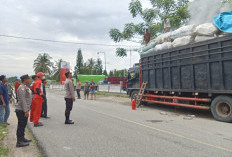 Sedang Istirahat, Hino Fuso Bermuatan Rongsokan Nyaris Terbakar 