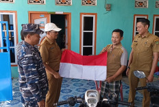 Jelang HUT RI ke-81, Kesbangpol Bengkulu   Selatan Bagikan 300 Bendera Gratis