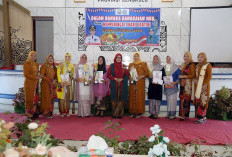 MEMUKAU!  Peringati Hari Kartini, PKK Kaur Lomba Fashion Show dan Kreasi Tumpeng 