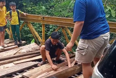 Pick Up Terperosok di Jembatan Air Tinggi,  Warga Air Palawan Lakukan Perbaikan Sementara 