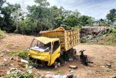 WAW! Truck DLH Kaur Terbengkalai   di Tempat Sampah, Betulkah Dibuang?
