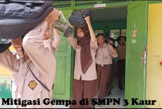 Diguncang Gempa, Ratusan Siswa SMPN 3 Kaur Berhamburan