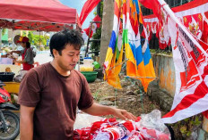 Jelang HUT RI, Pedagang Bendera Merah Putih Mulai Ramaikan Kota Manna, Harga Hanya Seginian!