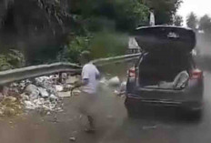 VIRAL DI FACEBOOK! Pakai Mobil Toyota Yaris, Oknum Warga Ini Buang Sampah Pingir Jalan 