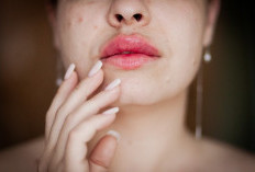 Ternyata Ini Alasan Bibir Pecah-pecah Walau Pakai Lip Balm, Intip Paling Sering Dilakukan!
