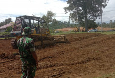 Salurkan Hobi Pemuda, Satgas TMMD ke-124 Kodim 0408/BS Bangun Lapangan Voli