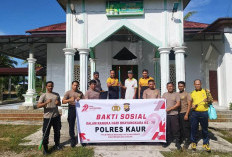 Sambut Hari Bhayangkara ke-79, Anggota Polres Kaur Bersihkan Tempat Ibadah dan Berikan Bantuan 